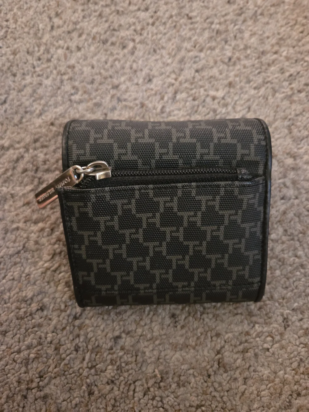 Tommy Hilfiger trifold wallet